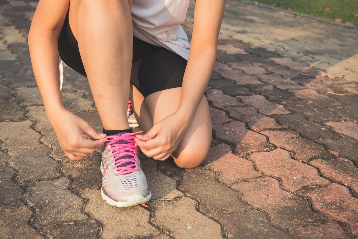 Sepatu Lari dan Sepatu Sneakers Biasa, Termasuk Teknologi